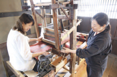 伝統工芸師による親切な指導を受けながら博多織を実際に体験。